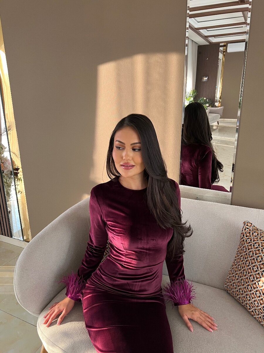 Сногсшибательное платье с перьями