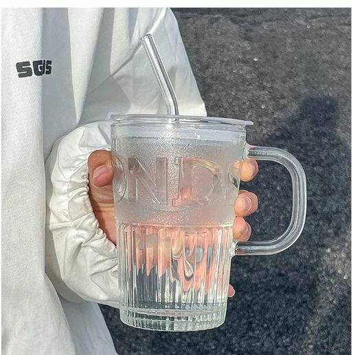 Tasse en verre avec paille