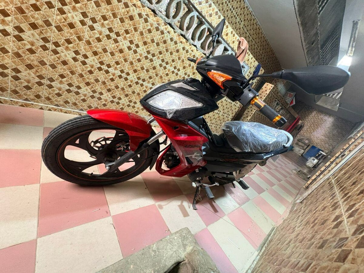 Moto sportive rouge X4