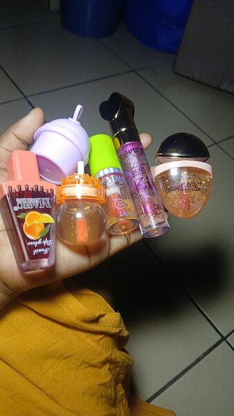 Lot de brillants à lèvres parfumés