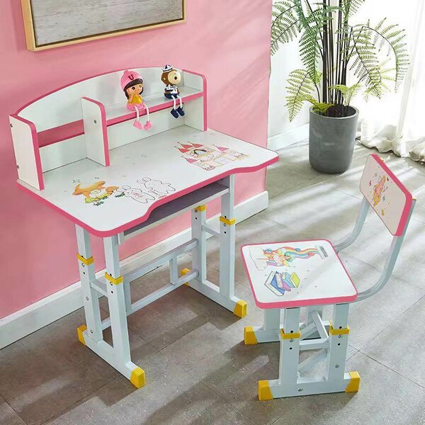 Bureau d'enfant coloré avec chaise