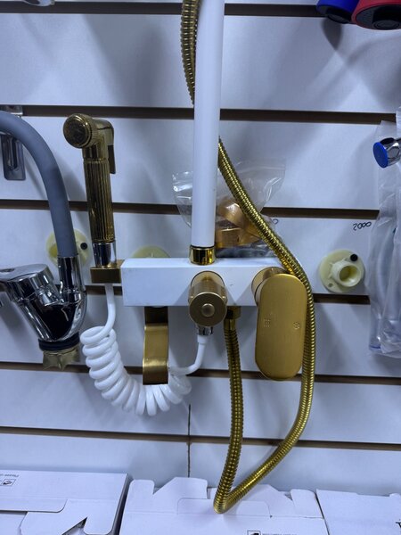 Стоячий душ хорошего качества, есть расцветки  цена 4500