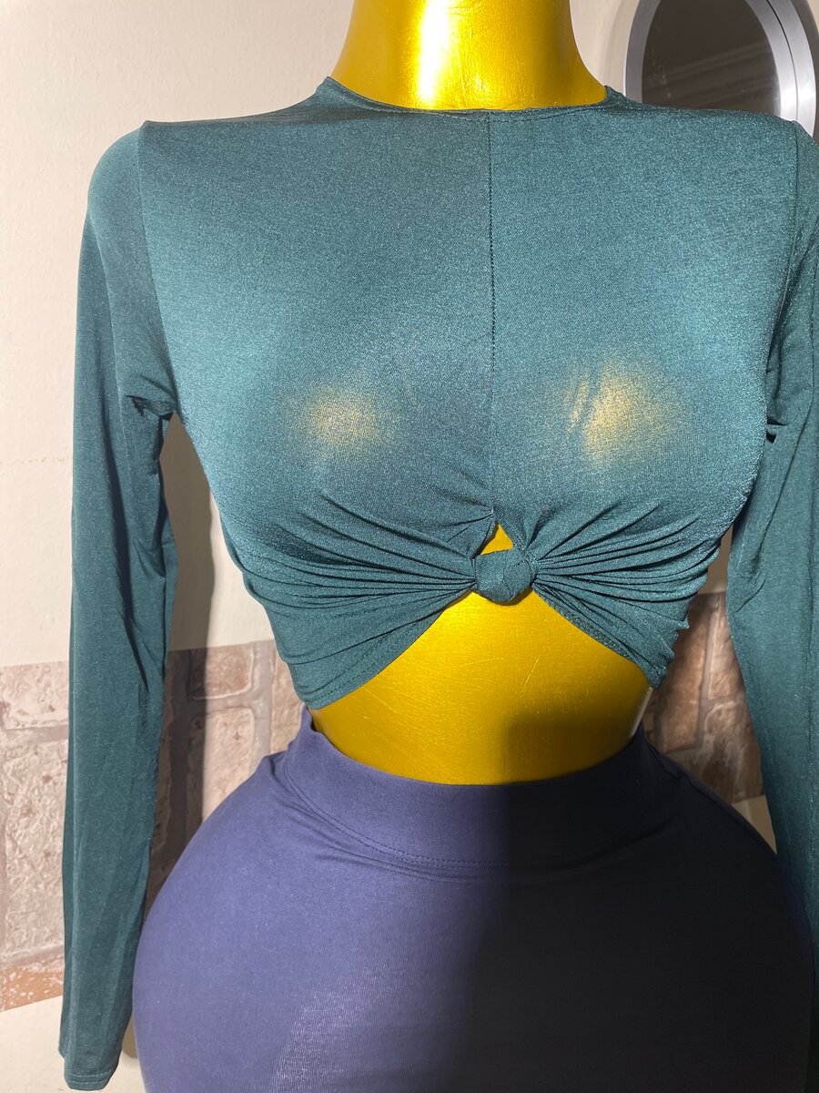 Top court noué élégant