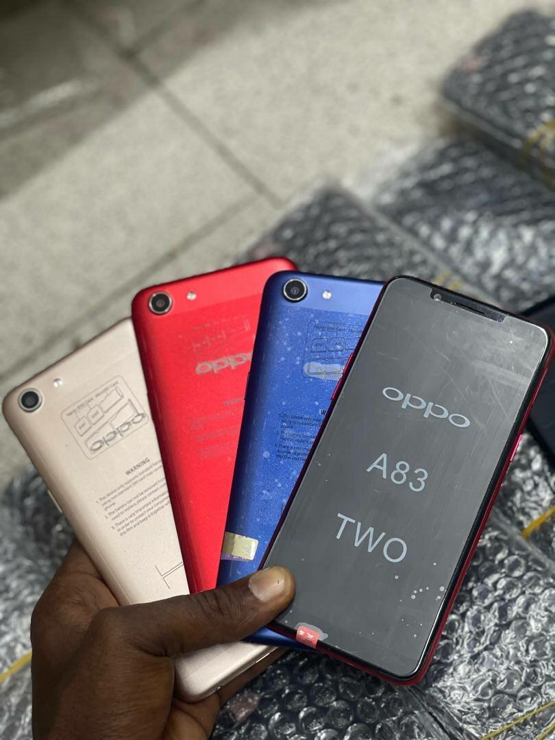 Smartphone Oppo A83 couleurs vives