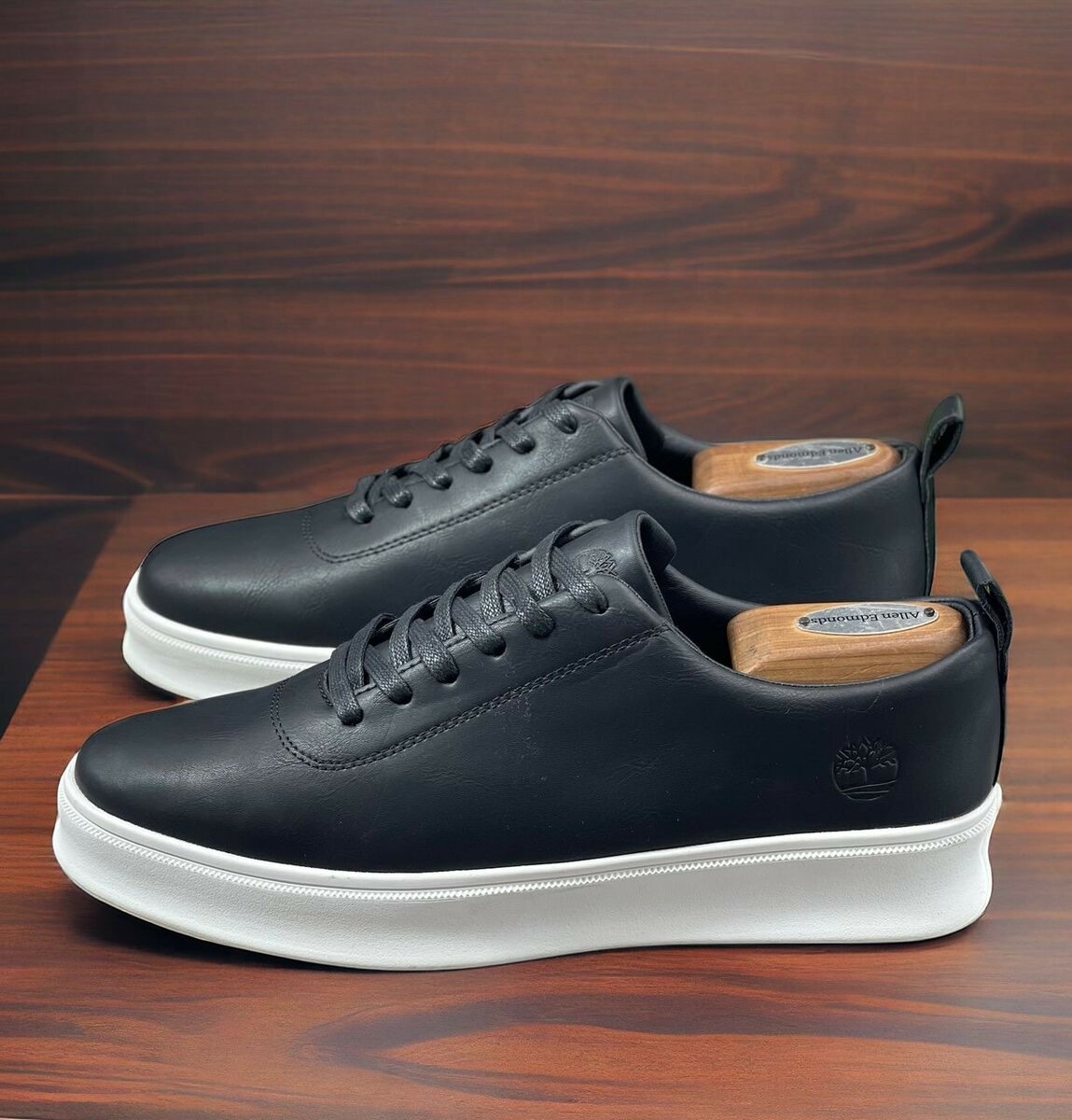 TIMBERLAND BLACK AND WHITE