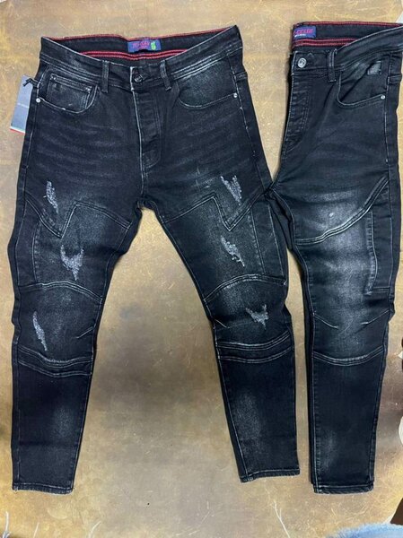 Jeans noirs déchirés tendance