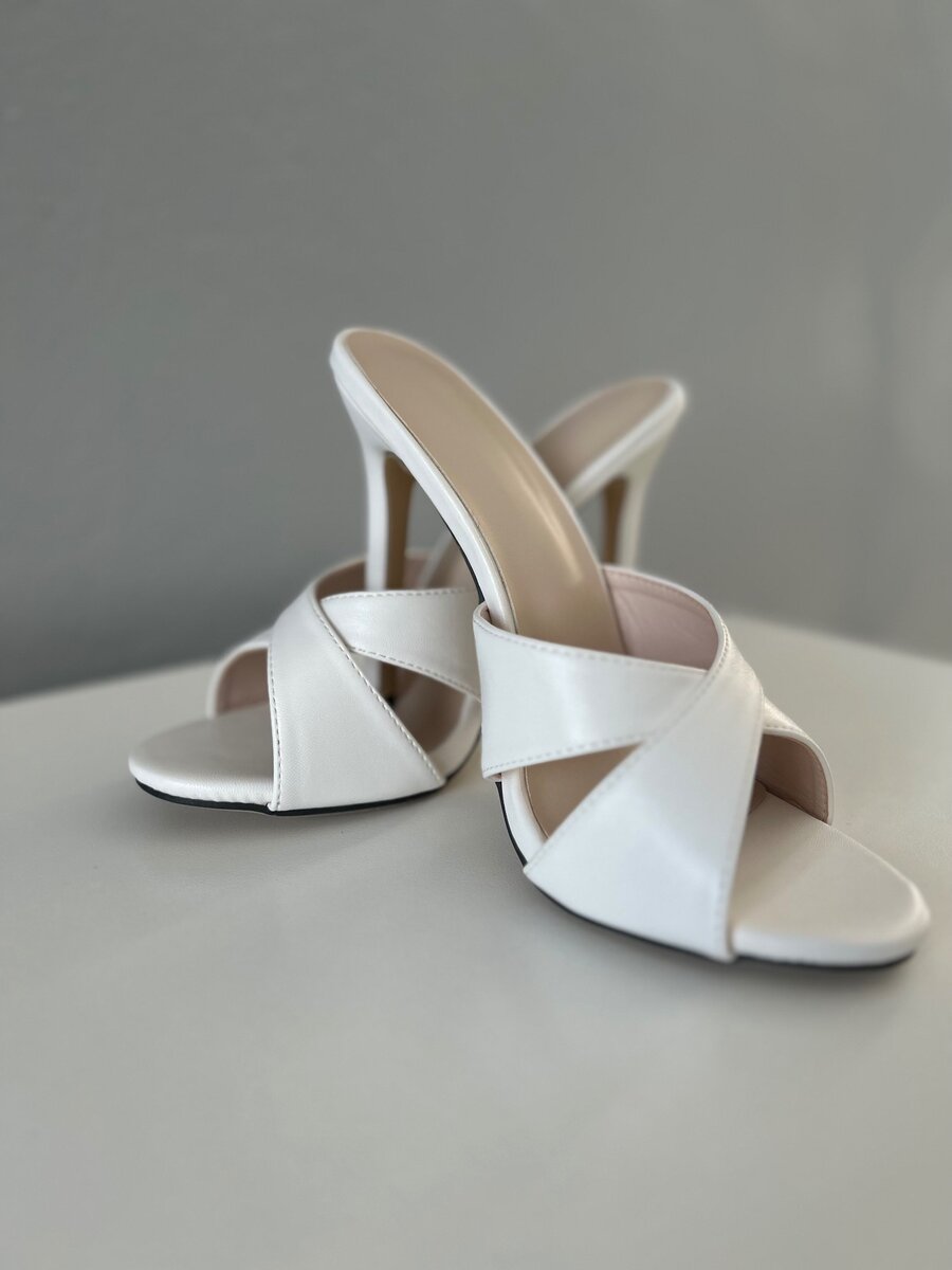 High heeled slippers