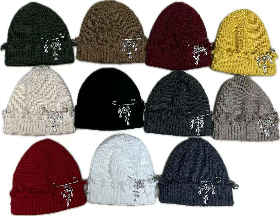 Bonnets en tricot avec pin's