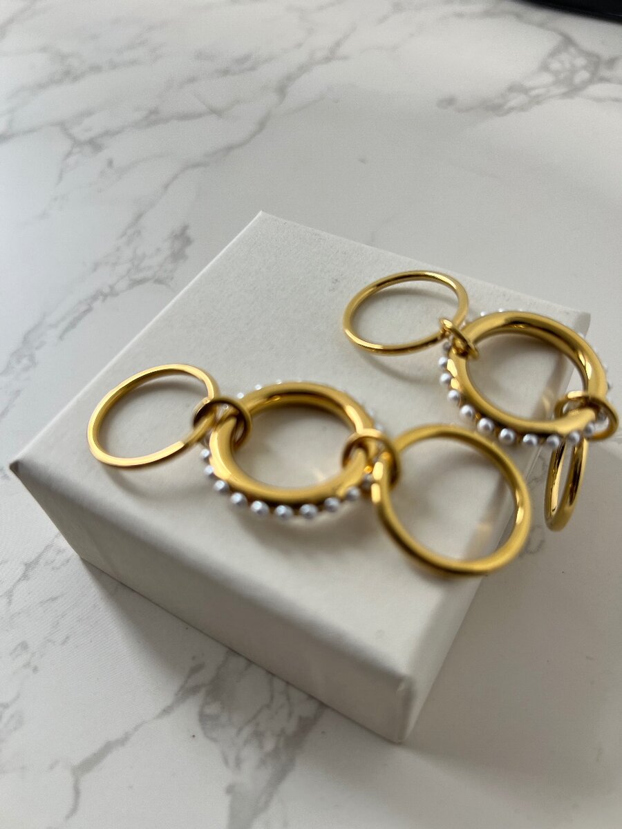 Bague dorée perlée élégante