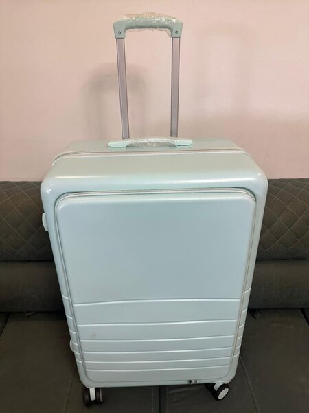 Lightweight Spinner Suitcase