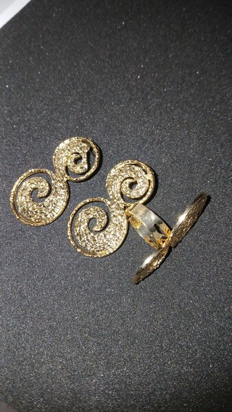 Boucles et bague spiralées