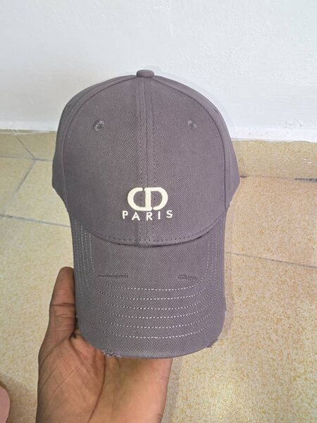 Casquette élégante CD Paris