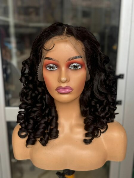 Perruque bouclée en dentelle