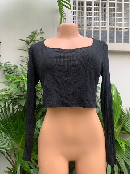 Haut court noir à manches longues