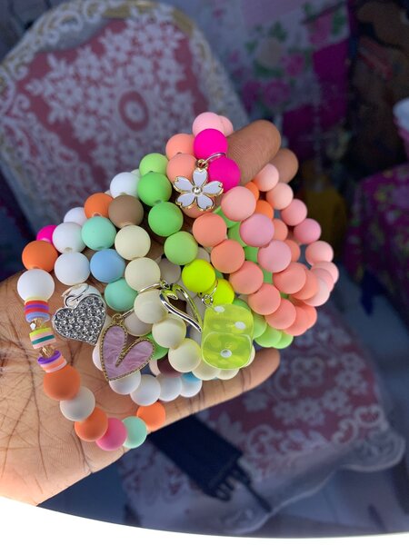 Bracelets en perles colorées