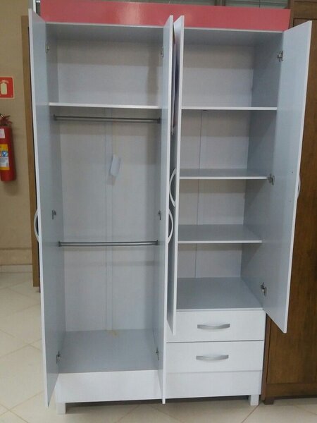 Armoire blanche spacieuse