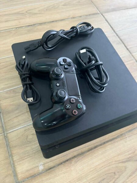 "PS4 Slim 1To + 1 Manette + 7