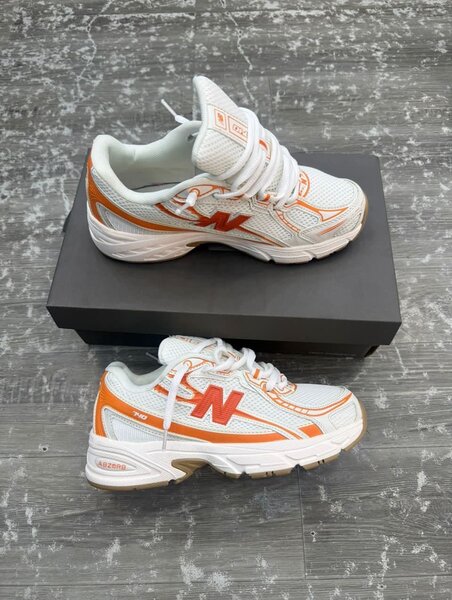 Baskets blanches et oranges