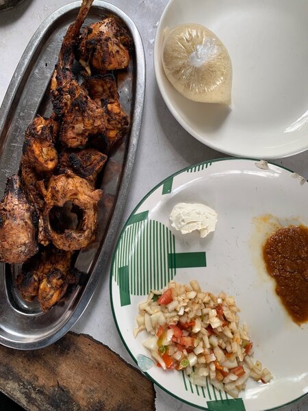 Poulet Grillé Épicé avec Assortiment