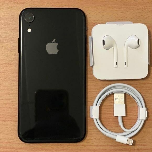 iPhone XR noir avec accessoires