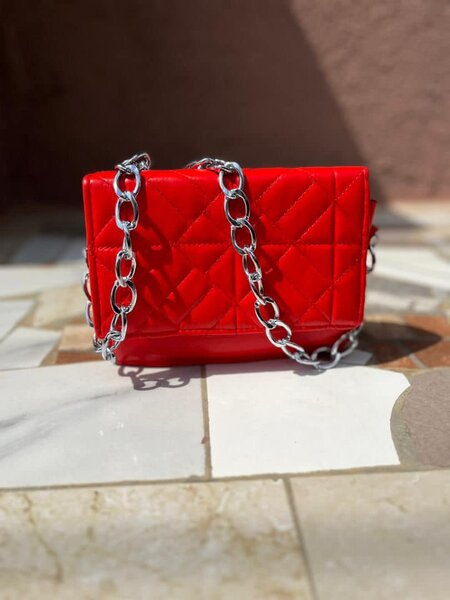 sac rouge avec chaîne de poignée