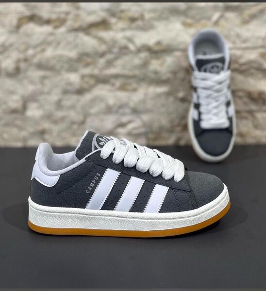 Chaussures adidas couleur gris original avec le carton