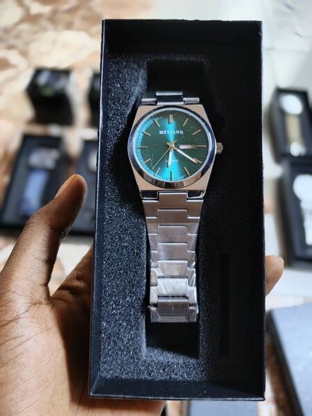 Montres élégantes métalliques