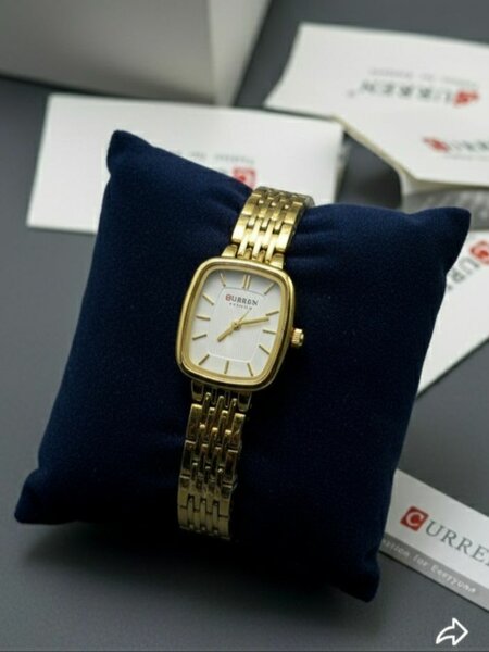 Montre dorée élégante Femme