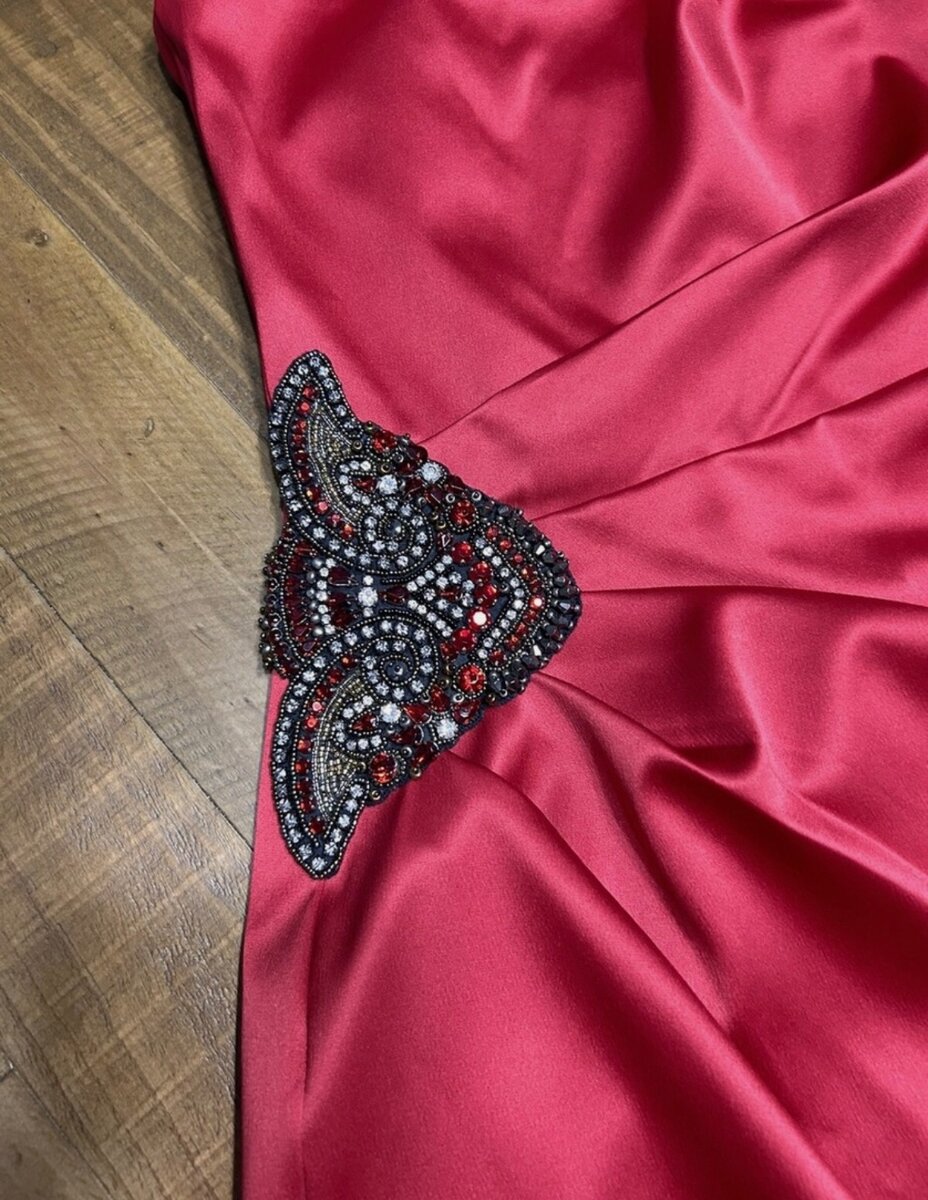 Robe élégante rouge asymétrique