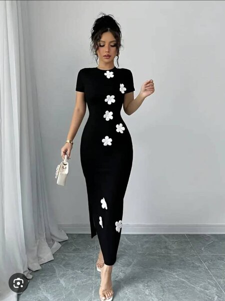 Robe noire à fleurs blanches