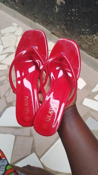 Sandales rouges brillantes