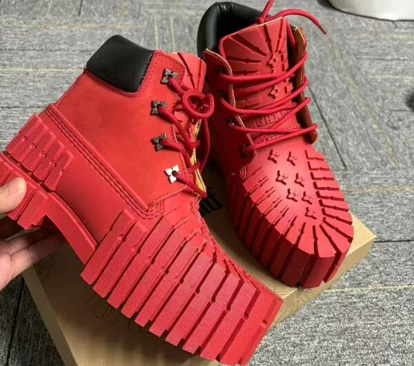 Bottes de randonnée rouges