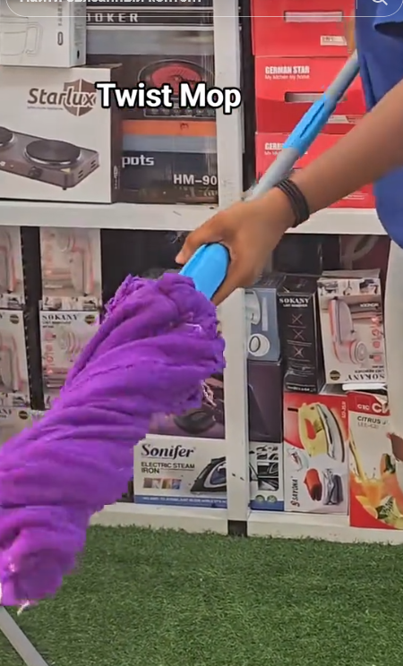 Self-squeezing twist mop