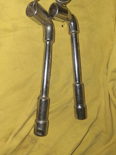 Clé à bougie en L robuste