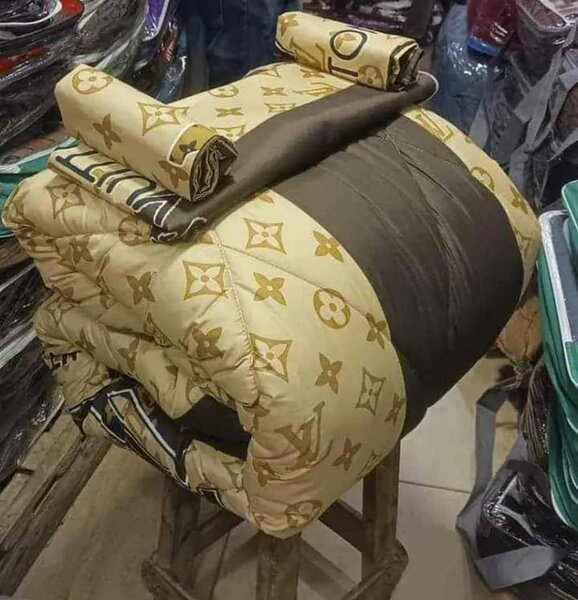 1 Duvet ,2 pillow cases and 1 flat sheet with print