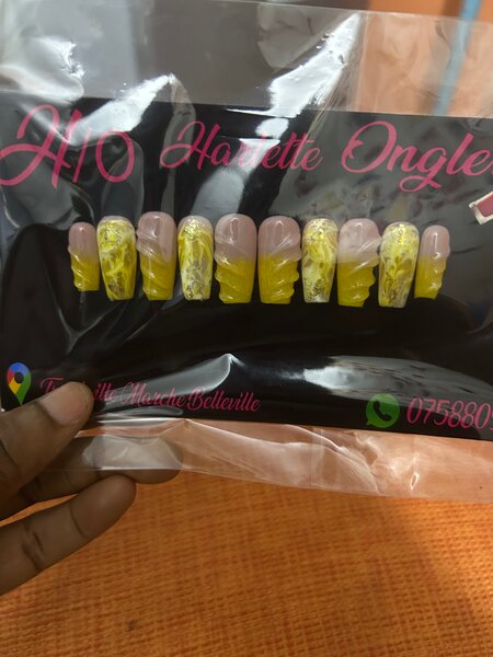 Faux ongles jaunes élégants