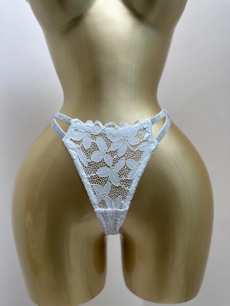 String en dentelle délicate