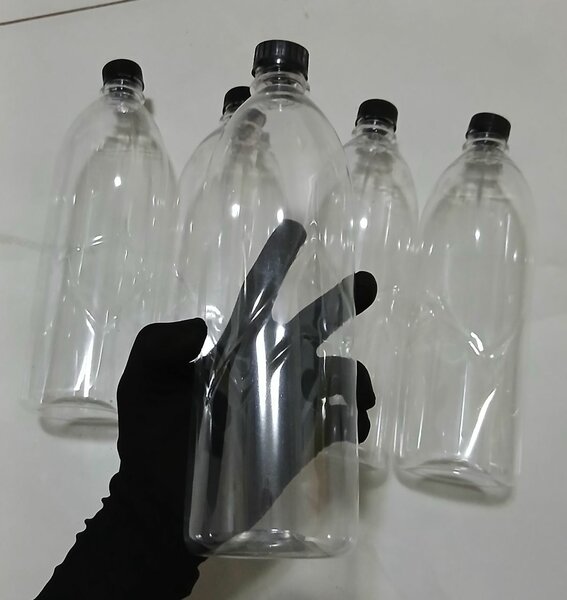 Bouteilles en plastique transparentes