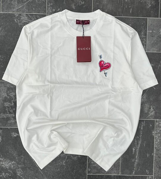 T-shirt blanche avec cœur