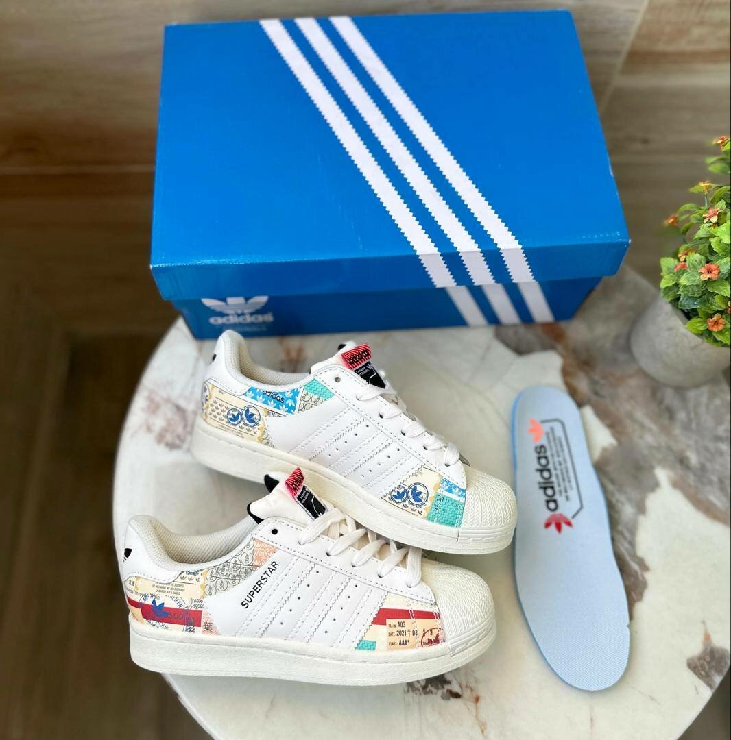 Adidas SUPERSTAR avec carton