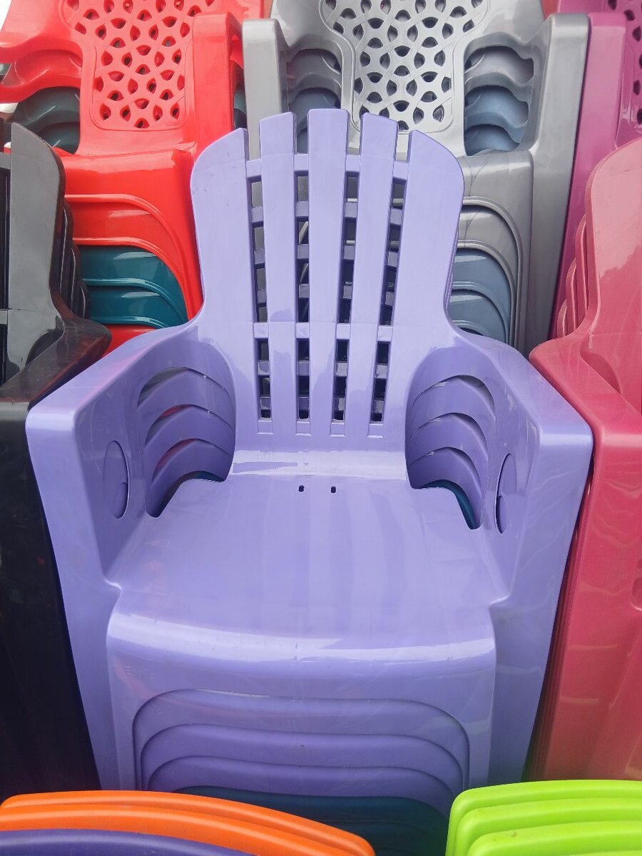 Chaises empilables en plastique