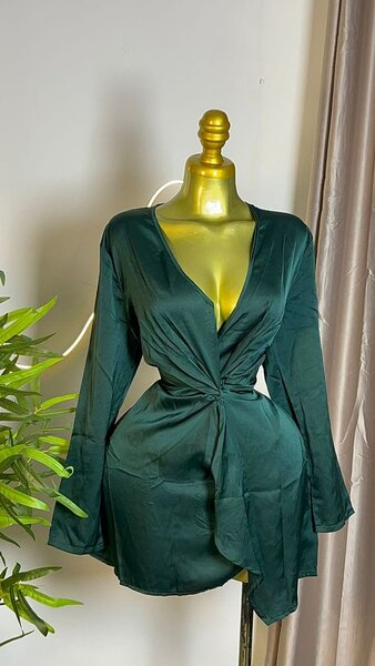 Robe satinée élégante