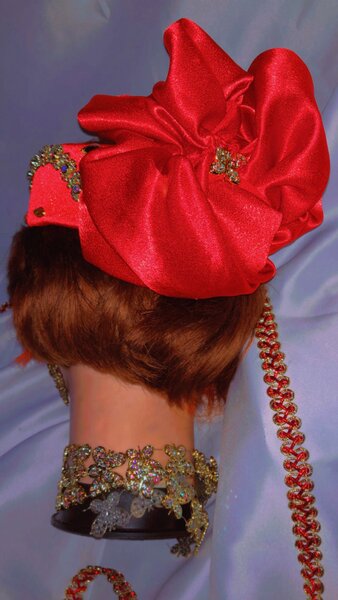 Chapeau rouge élégant brodé