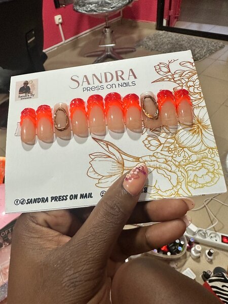 Ongles pressés Sandra rouge élégant