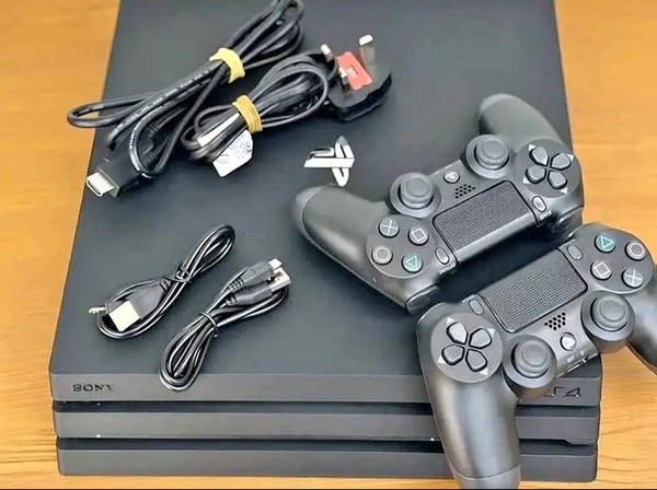 Console PS4 avec manettes