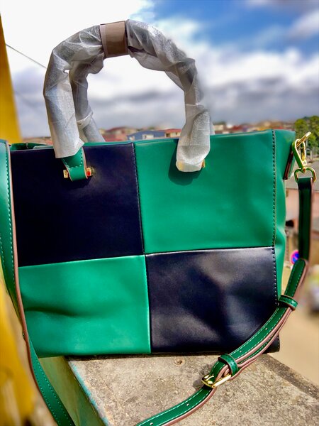 Sac à main bicolore élégant