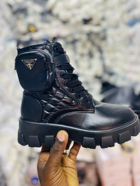 Bottes de combat noires élégantes