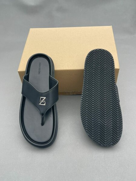 Tongs élégantes noires homme