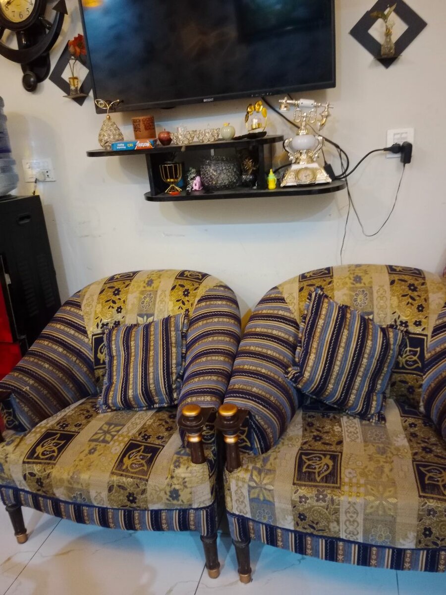 Chenoite sofa set 5 seater in.