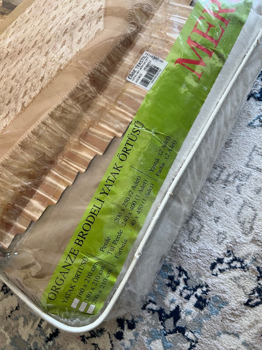 Покрывало с вышивкой шторой